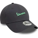 graue-verstellbare-curved-cap-mit-grunem-logo-9forty-side-print-von-vespa-piaggio-von-new-era