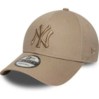 New Era Curved Brim Brown Logo 9FORTY League Essential New York Yankees MLB Light Brown Adjustable Cap