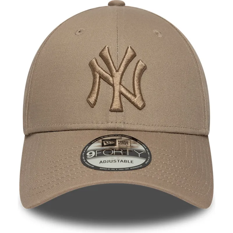 hellbraune-verstellbare-curved-cap-mit-braunem-logo-9forty-league-essential-der-new-york-yankees-mlb-von-new-era