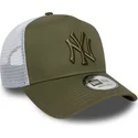 grune-und-weisse-trucker-kappe-mit-grunem-logo-a-frame-league-essential-der-new-york-yankees-mlb-von-new-era
