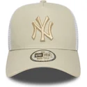 beige-och-vit-truckerkeps-med-beige-logotyp-a-frame-league-essential-av-new-york-yankees-mlb-fran-new-era
