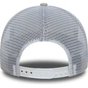 beige-och-vit-trucker-keps-med-beige-logotyp-a-frame-league-essential-fran-new-york-yankees-mlb-av-new-era