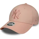 rosa-verstellbare-curved-cap-fur-damen-mit-rosa-logo-9forty-league-essential-der-new-york-yankees-mlb-von-new-era