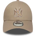 hellbraune-verstellbare-curved-cap-mit-braunem-logo-9forty-outline-der-new-york-yankees-mlb-von-new-era