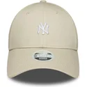 beige-gebogene-verstellbare-damenkappe-9forty-mini-logo-der-new-york-yankees-mlb-von-new-era