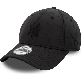 Schwarze verstellbare Kappe mit gebogenem Schirm und schwarzem Logo 9FORTY Quilted New York Yankees MLB von New Era