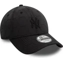 schwarze-verstellbare-curved-cap-mit-schwarzem-logo-9forty-quilted-der-new-york-yankees-mlb-von-new-era