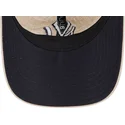 beige-justerbar-bojd-keps-med-marinbla-logotyp-9twenty-linen-spring-training-fan-pack-2025-av-new-york-yankees-mlb-fran-new-era