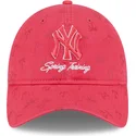verstellbare-rosa-damenkappe-9twenty-pattern-spring-training-fan-pack-2025-der-new-york-yankees-mlb-von-new-era