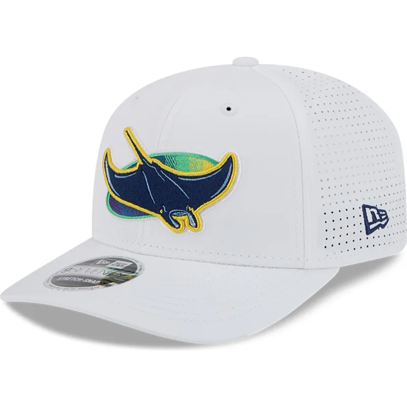 weisse-trucker-cap-9seventy-perf-spring-training-fan-pack-2025-der-tampa-bay-rays-mlb-von-new-era