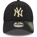 schwarze-verstellbare-curved-cap-mit-beigem-logo-9forty-recycled-der-new-york-yankees-mlb-von-new-era