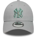 graue-verstellbare-curved-cap-mit-grauem-logo-9forty-team-outline-der-new-york-yankees-mlb-von-new-era