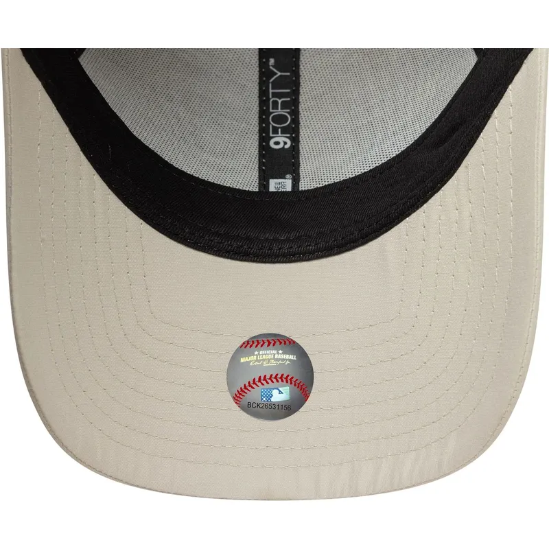 beige-gebogene-verstellbare-9forty-tonal-flawless-kappe-der-new-york-yankees-mlb-von-new-era