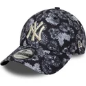 verstellbare-schwarze-9forty-cap-mit-gebogenem-schirm-und-allover-print-der-new-york-yankees-mlb-von-new-era