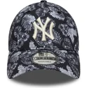 verstellbare-schwarze-9forty-cap-mit-gebogenem-schirm-und-allover-print-der-new-york-yankees-mlb-von-new-era