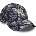 verstellbare-schwarze-9forty-cap-mit-gebogenem-schirm-und-allover-print-der-new-york-yankees-mlb-von-new-era