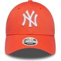 gebogene-orangefarbene-verstellbare-damenkappe-9forty-league-essential-der-new-york-yankees-mlb-von-new-era