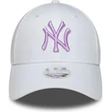 new-era-new-york-yankees-mlb-9forty-league-essential-vit-justerbar-damkeps-med-bojd-skarm-och-lila-logotyp