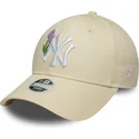 beige-gebogene-verstellbare-damenkappe-9forty-beaded-der-new-york-yankees-mlb-von-new-era