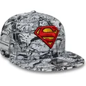 schwarze-flache-snapback-kappe-fur-kinder-9fifty-all-over-print-von-superman-dc-comics-von-new-era
