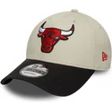beige-und-schwarze-verstellbare-curved-cap-9forty-contrast-patch-der-chicago-bulls-nba-von-new-era
