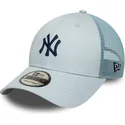 justerbar-bla-truckerkeps-med-marinbla-logotyp-9forty-homefield-fran-new-york-yankees-mlb-av-new-era