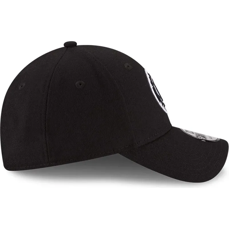 svart-justerbar-kurvad-keps-for-barn-9forty-the-league-fran-brooklyn-nets-nba-av-new-era