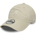 verstellbare-beige-kappe-mit-gebogenem-schirm-9twenty-mini-logo-washed-der-new-york-yankees-mlb-von-new-era
