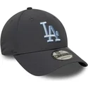 verstellbare-graue-9forty-kappe-mit-gebogenem-schirm-und-blauem-los-angeles-dodgers-logo-aus-recyceltem-material-von-new-era-mlb