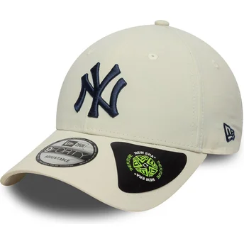Beige verstellbare Kappe mit gebogenem Schirm und dunkelblauem Logo 9FORTY Recycled der New York Yankees MLB von New Era