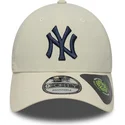 beige-justerbar-bojd-keps-med-marinbla-logotyp-9forty-recycled-new-york-yankees-mlb-fran-new-era