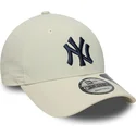 beige-verstellbare-kappe-mit-gebogenem-schirm-und-dunkelblauem-logo-9forty-recycled-der-new-york-yankees-mlb-von-new-era