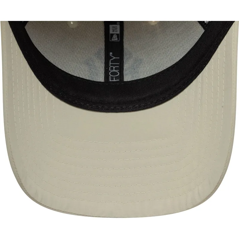 beige-verstellbare-kappe-mit-gebogenem-schirm-und-dunkelblauem-logo-9forty-recycled-von-new-york-yankees-mlb-von-new-era