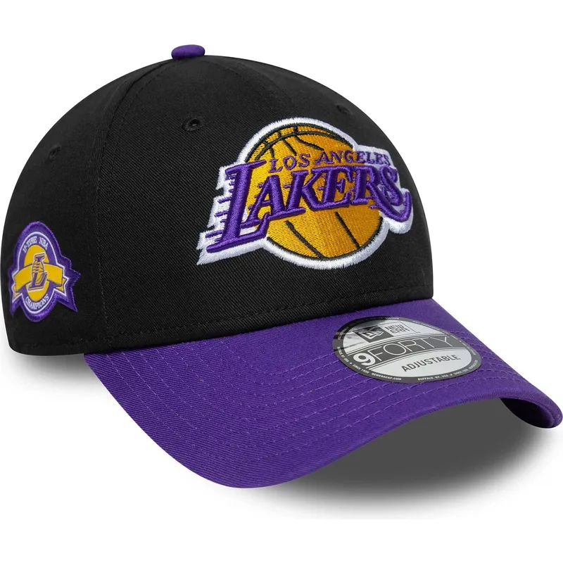 verstellbare-9forty-kappe-mit-gebogenem-schirm-in-schwarz-und-violett-mit-side-patch-der-los-angeles-lakers-nba-von-new-era