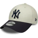 gebogene-beige-und-marineblaue-verstellbare-kappe-9forty-side-script-der-new-york-yankees-mlb-von-new-era
