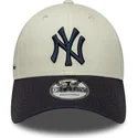 beige-und-marineblau-verstellbare-9forty-side-script-kappe-der-new-york-yankees-mlb-von-new-era