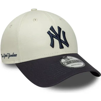Gebogene beige und marineblaue verstellbare Kappe 9FORTY Side Script der New York Yankees MLB von New Era