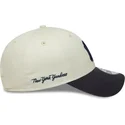 beige-und-marineblau-verstellbare-9forty-side-script-kappe-der-new-york-yankees-mlb-von-new-era