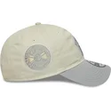 beige-graue-verstellbare-damen-cap-9twenty-world-series-cooperstown-der-new-york-yankees-mlb-von-new-era
