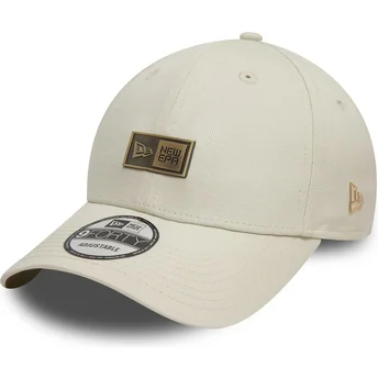 Gorra curva beige ajustable 9FORTY Badge de New Era