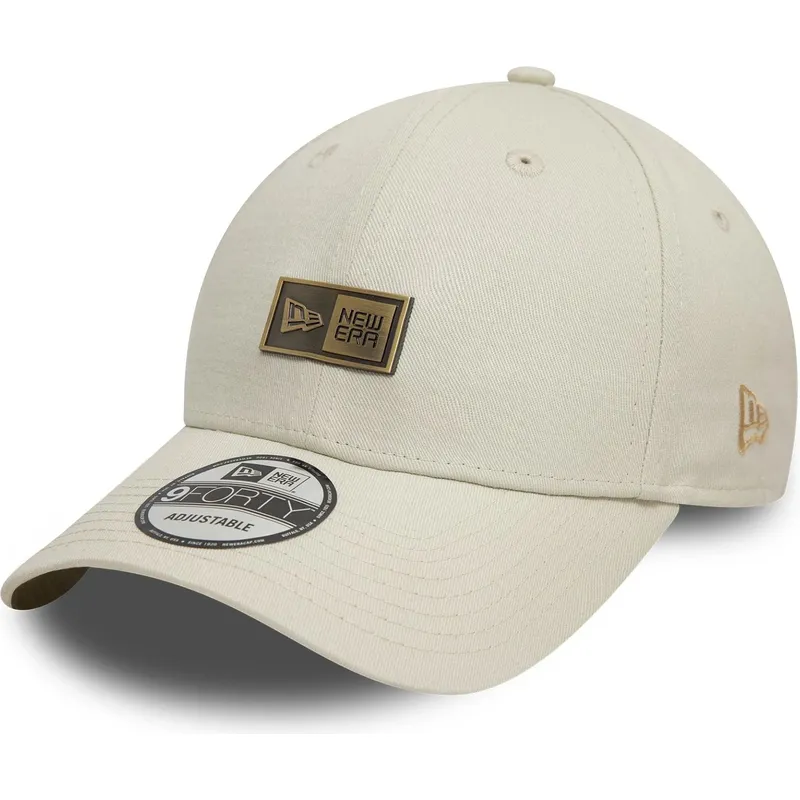 beige-verstellbare-curved-cap-9forty-badge-von-new-era