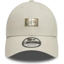 gorra-curva-beige-ajustable-9forty-badge-de-new-era