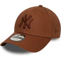 gorra-curva-marron-ajustable-con-logo-marron-9forty-league-essential-de-new-york-yankees-mlb-de-new-era