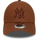 gorra-curva-marron-ajustable-con-logo-marron-9forty-league-essential-de-new-york-yankees-mlb-de-new-era