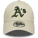 beige-verstellbare-kappe-mit-gebogenem-schirm-und-grunem-logo-9forty-league-essential-der-oakland-athletics-mlb-von-new-era