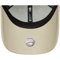 beige-verstellbare-kappe-mit-gebogenem-schirm-und-grunem-logo-9forty-league-essential-der-oakland-athletics-mlb-von-new-era