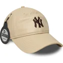 beige-verstellbare-kappe-mit-gebogenem-schirm-und-braunem-logo-9twenty-leather-der-new-york-yankees-mlb-von-new-era