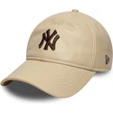 bojd-beige-justerbar-keps-med-brunt-logo-9twenty-leather-fran-new-york-yankees-mlb-av-new-era