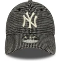 verstellbare-schwarze-9twenty-kappe-mit-gebogenem-schirm-im-hahnentrittmuster-der-new-york-yankees-mlb-von-new-era