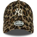 verstellbare-damenkappe-mit-gebogenem-schirm-im-leopardenmuster-9forty-cosy-animal-der-new-york-yankees-mlb-von-new-era